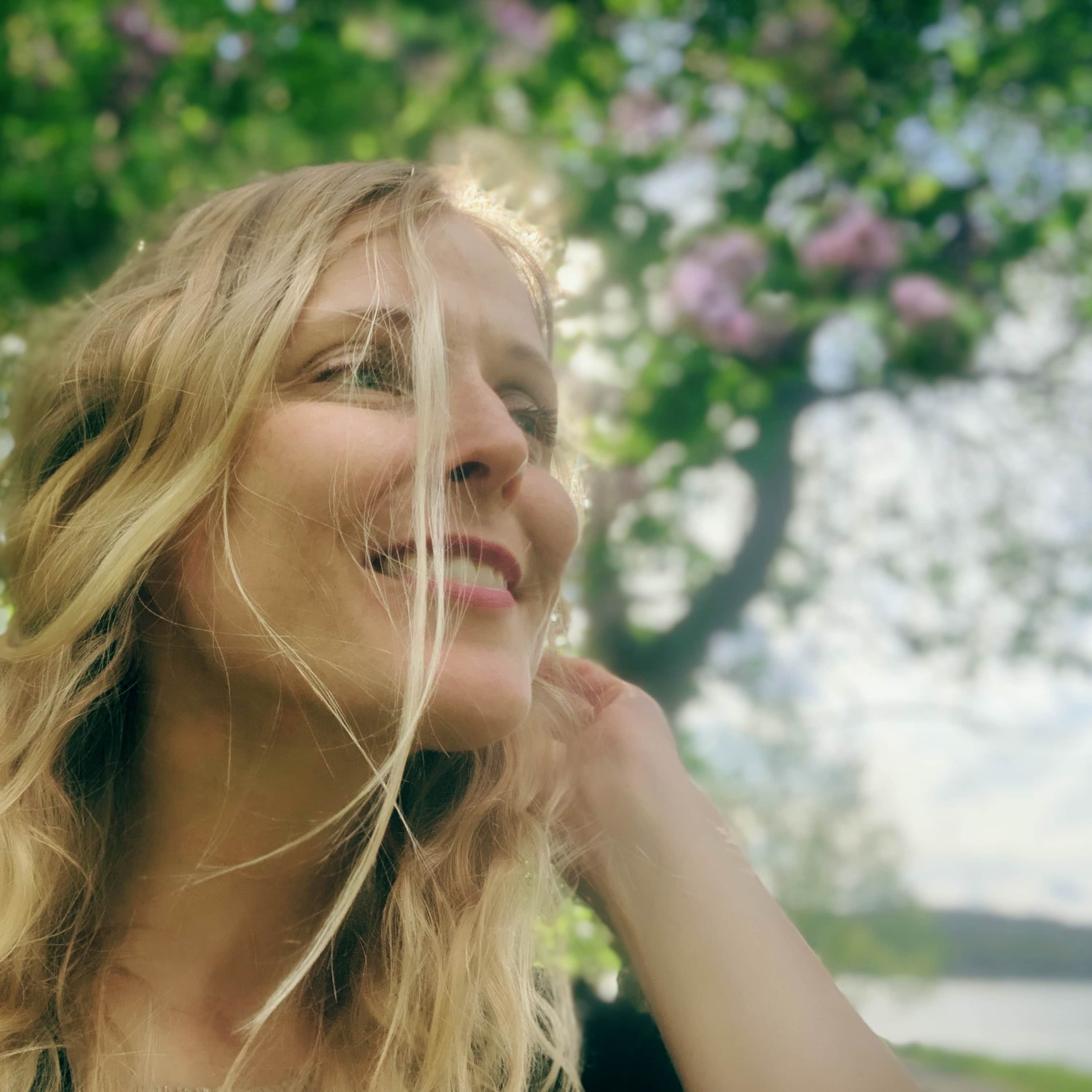 Låt: Mellan hägg och syrén - Emilie Höijer